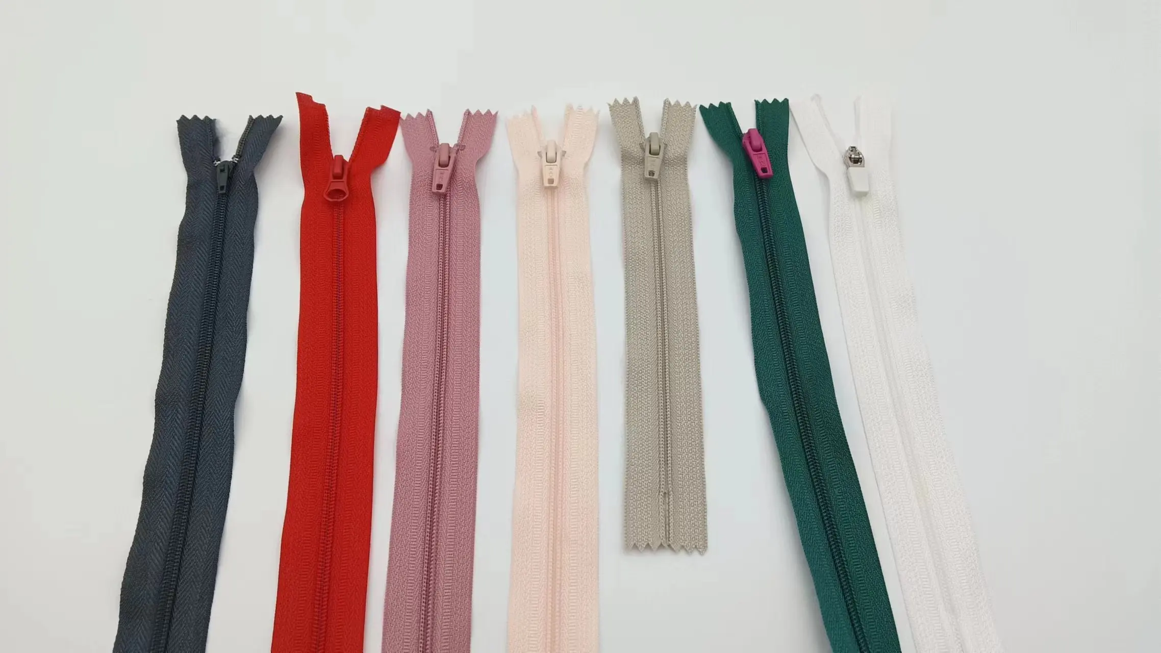 Nylon Zipper Wholesale Factory 5# 7#Open End Doubie Open End Close End Long Chain Nylon Coil Zippers