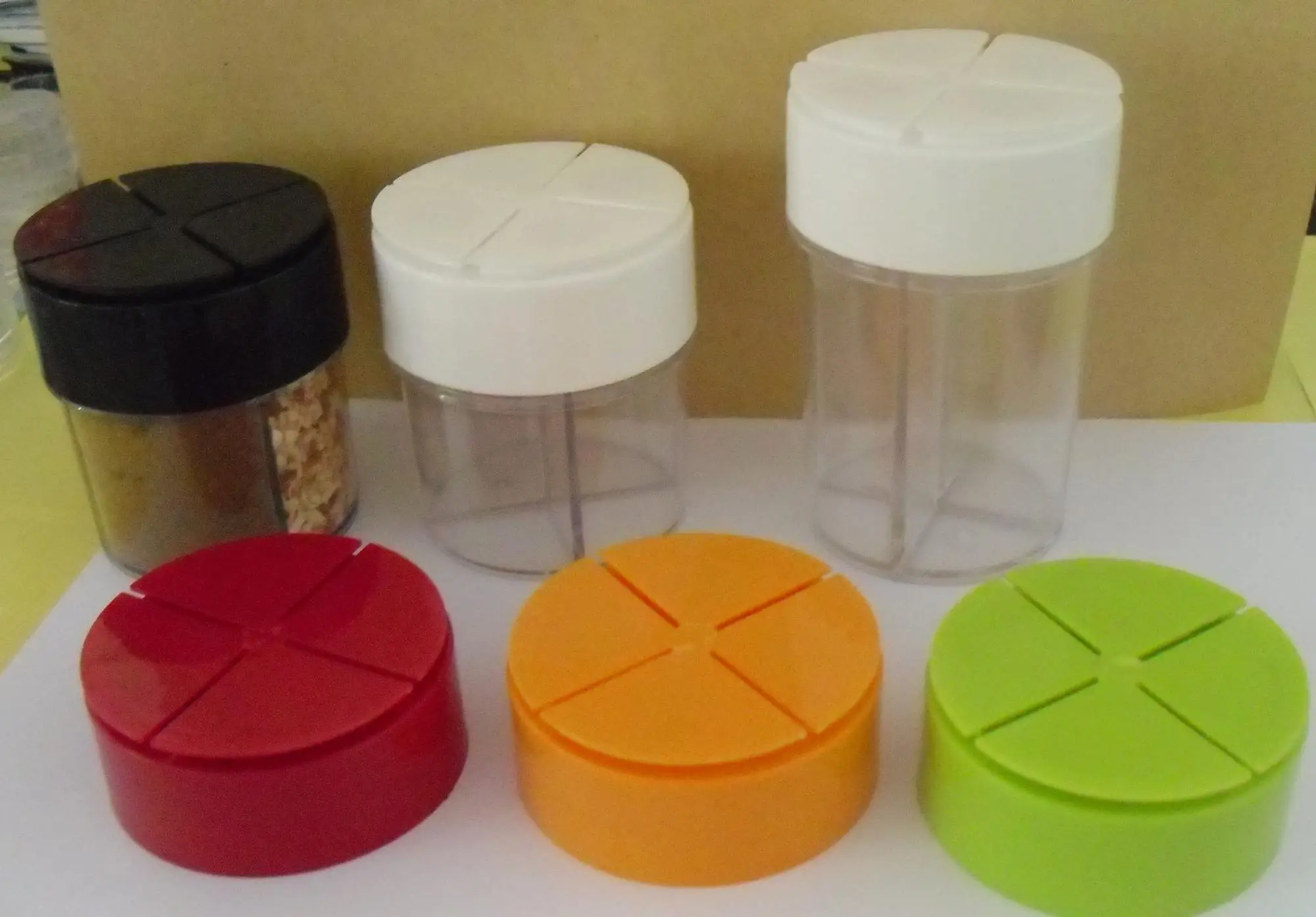 Free Label Custom Cap Color 100 ml Plastic Spice Shaker 4oz Herb Packaging Bottle 100ml Shaker Jar