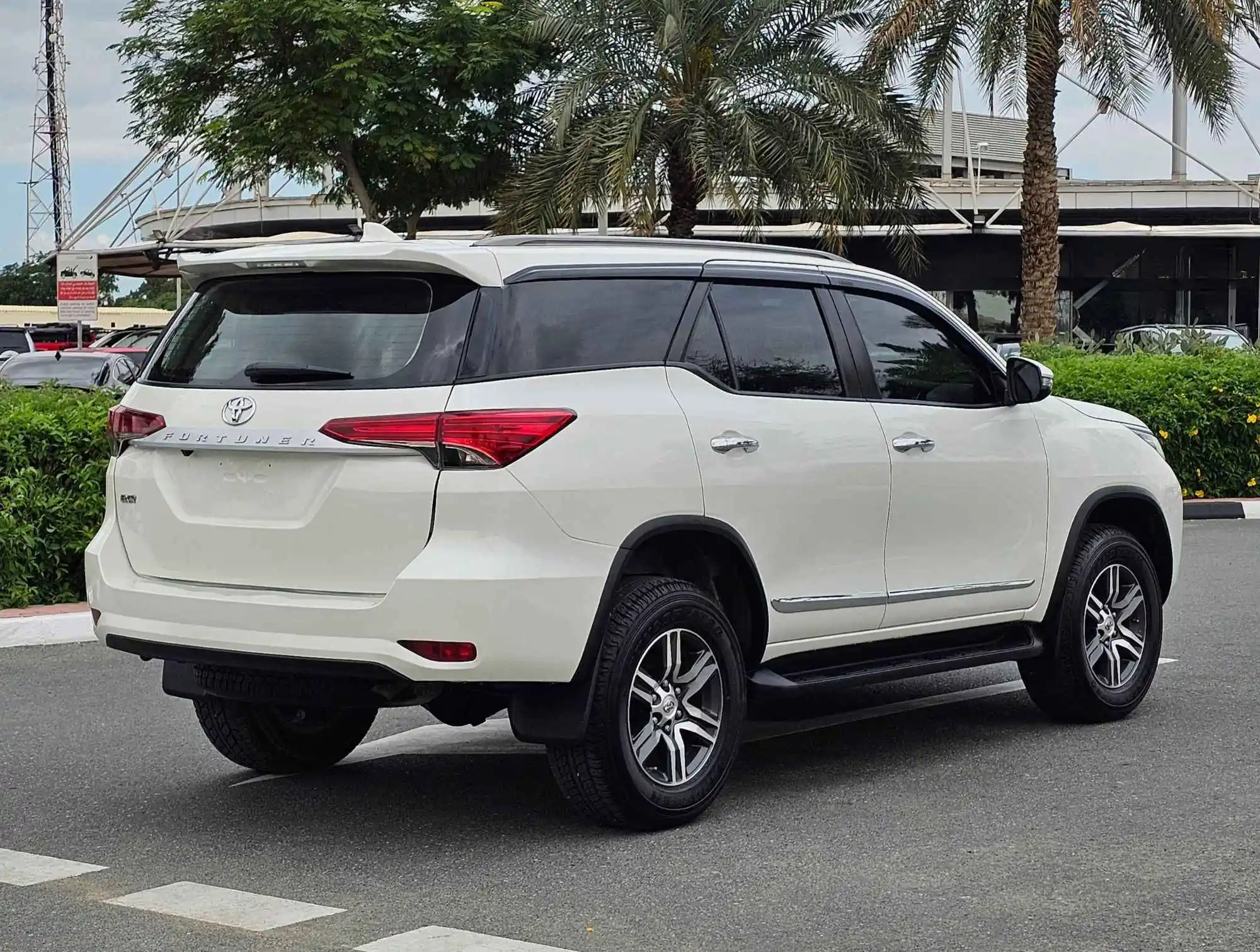 Доступные и эффективные подержанные автомобили TOYOTA FORTUNER E X.R 2.7L бензин 4WD 2021 модельного года белые в хорошем состоянии готовы к работе