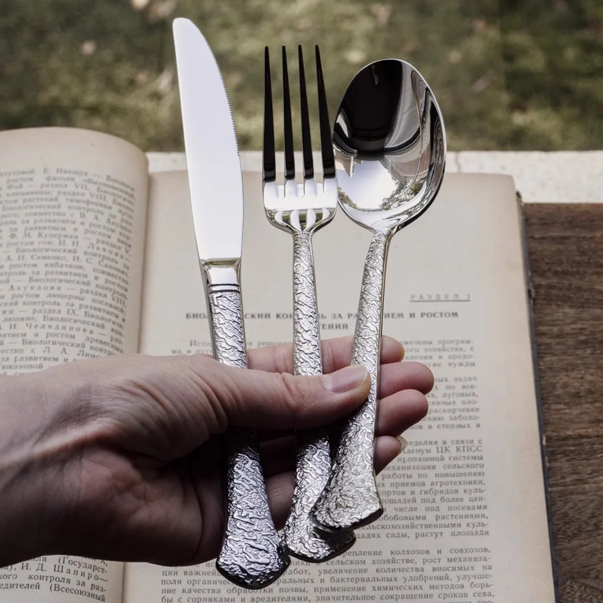 Wholesale 304 stainless steel French knife, fork and spoon retro rock plate relief cutlery set