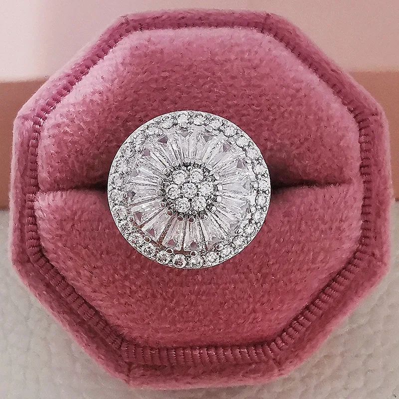 Stylish And Beautiful Gold-plated Ring Copper Zircon Artificial Stone Ring Super Flash