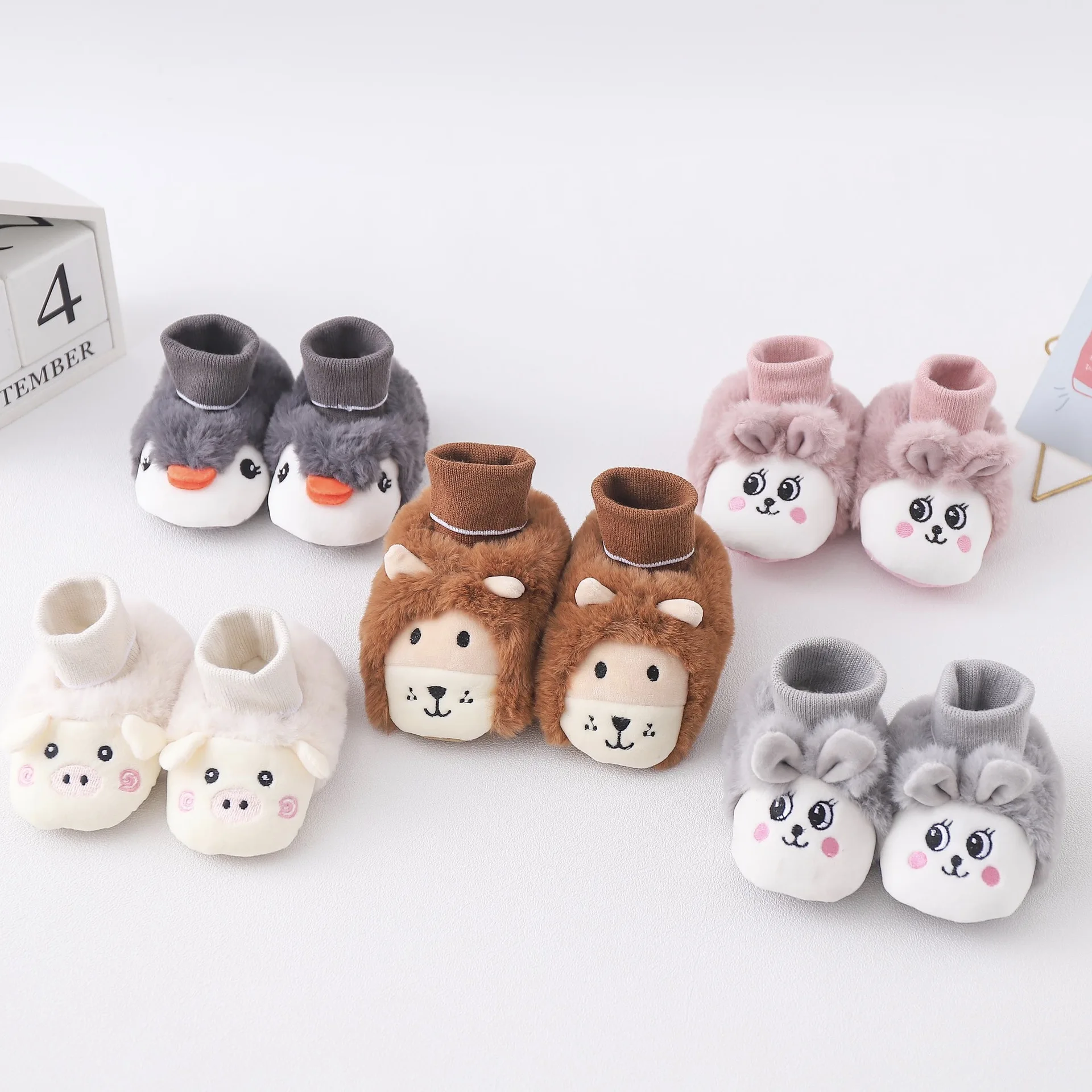 2024 New arrival cute cartoon cotton soft sole new born prewalker baby shoes