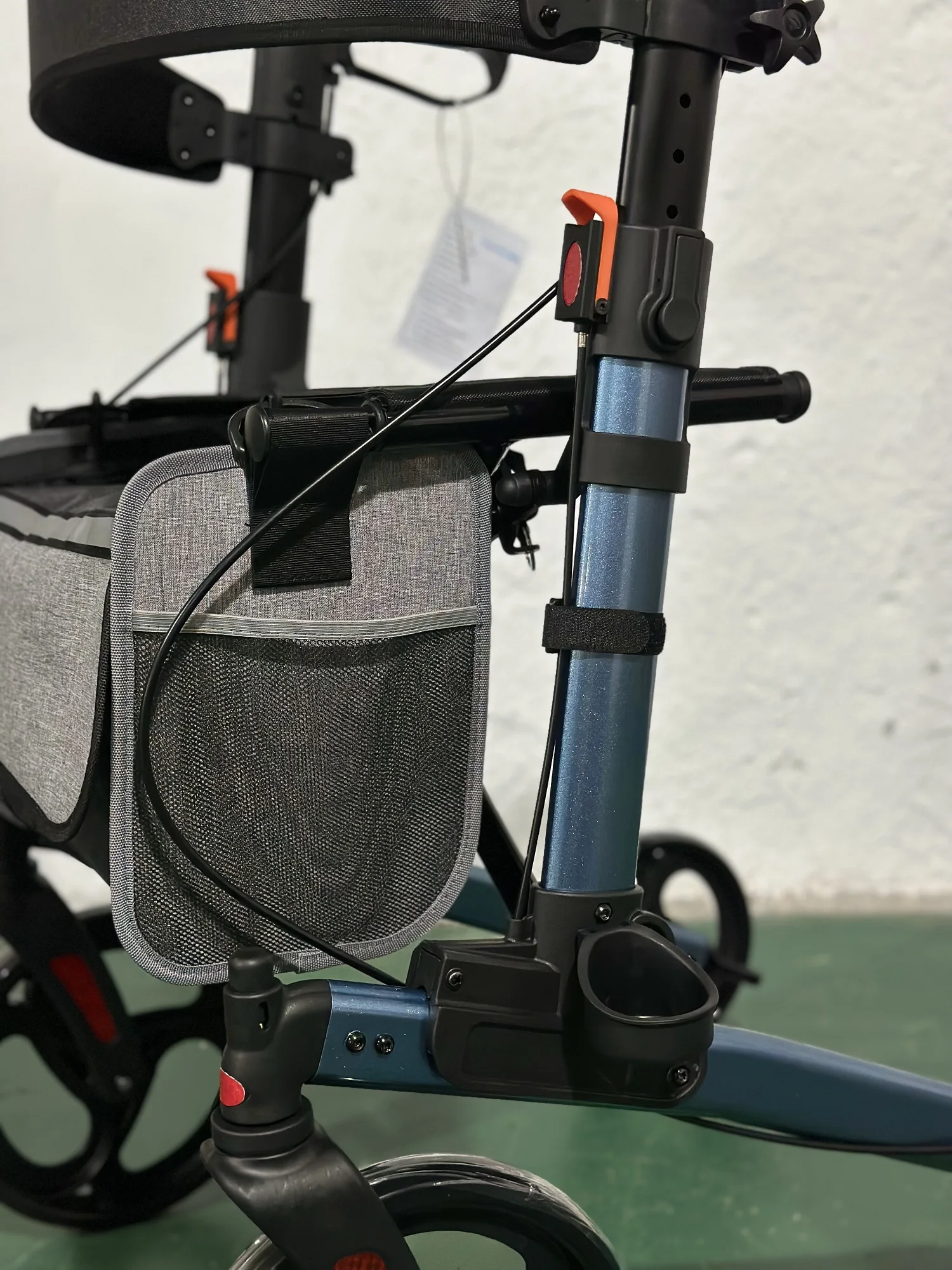 Foldable Light Weight 4 Wheels Walkers Mesh Seat Removable Backrest Rollator Walker For Elderly People And Disabled People