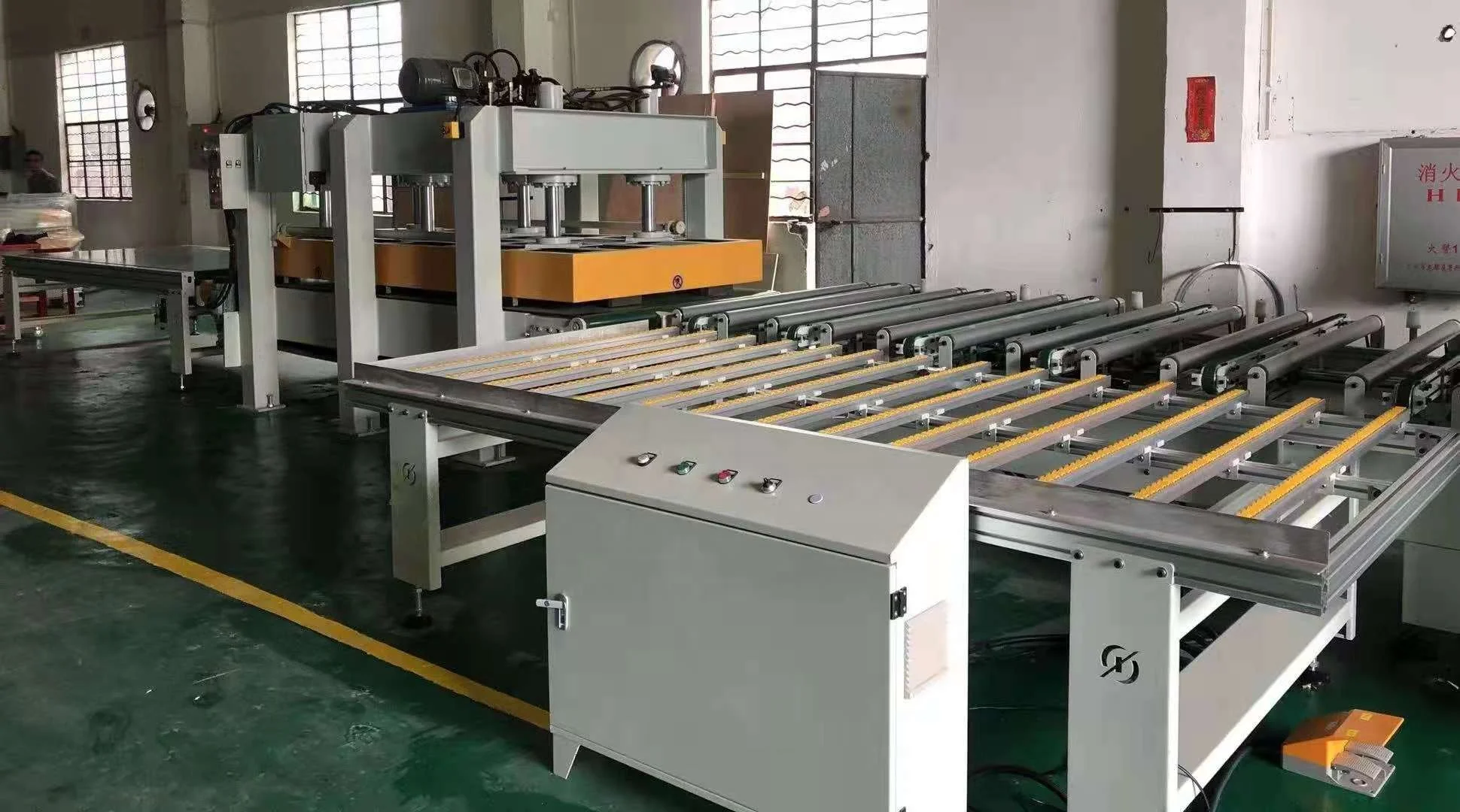 Manufacturers hot selling low price high quality easy to operate 380/220VPUR sandwich panel laminator