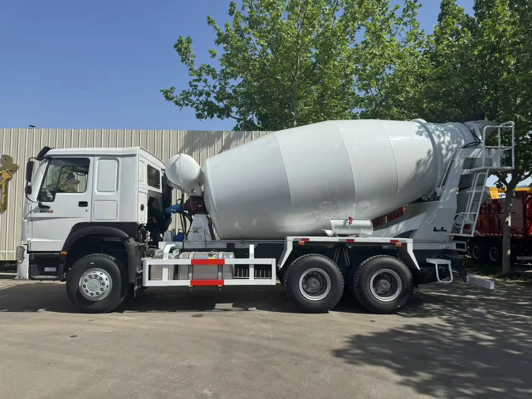 cheap pricesinotruck howo 6x4 8x4 Mobile Concrete cement mixer truck With Pump Machine For Sale
