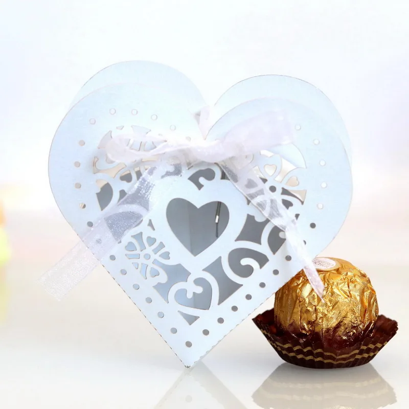 Подарочная коробка для конфет с лазерной резкой в форме сердца