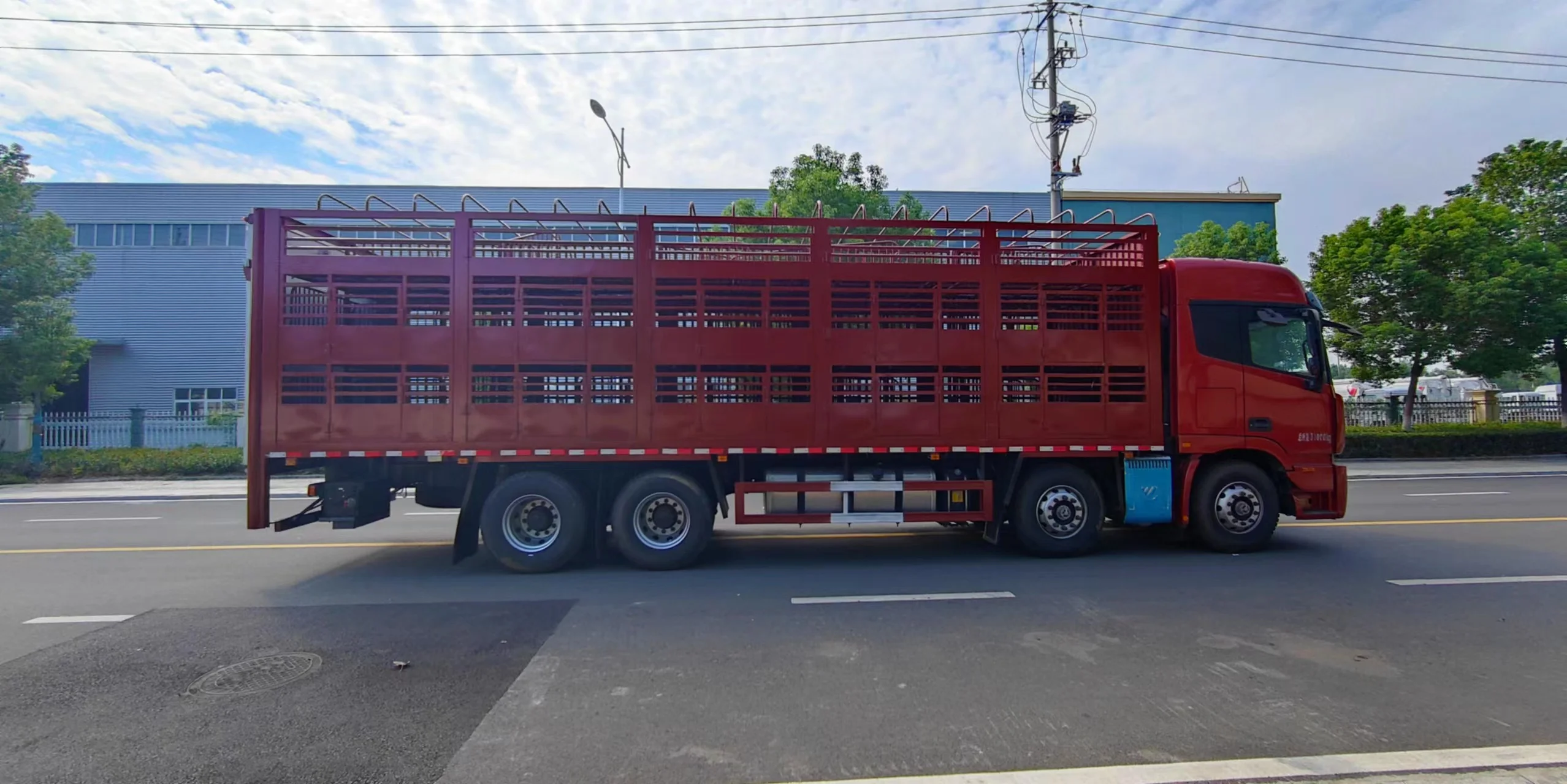 High Quality Heavy Duty 8x4 Three-Layer 30 Tons Truck For Transporting Large Pigs And Piglets Of Various Animals Truck