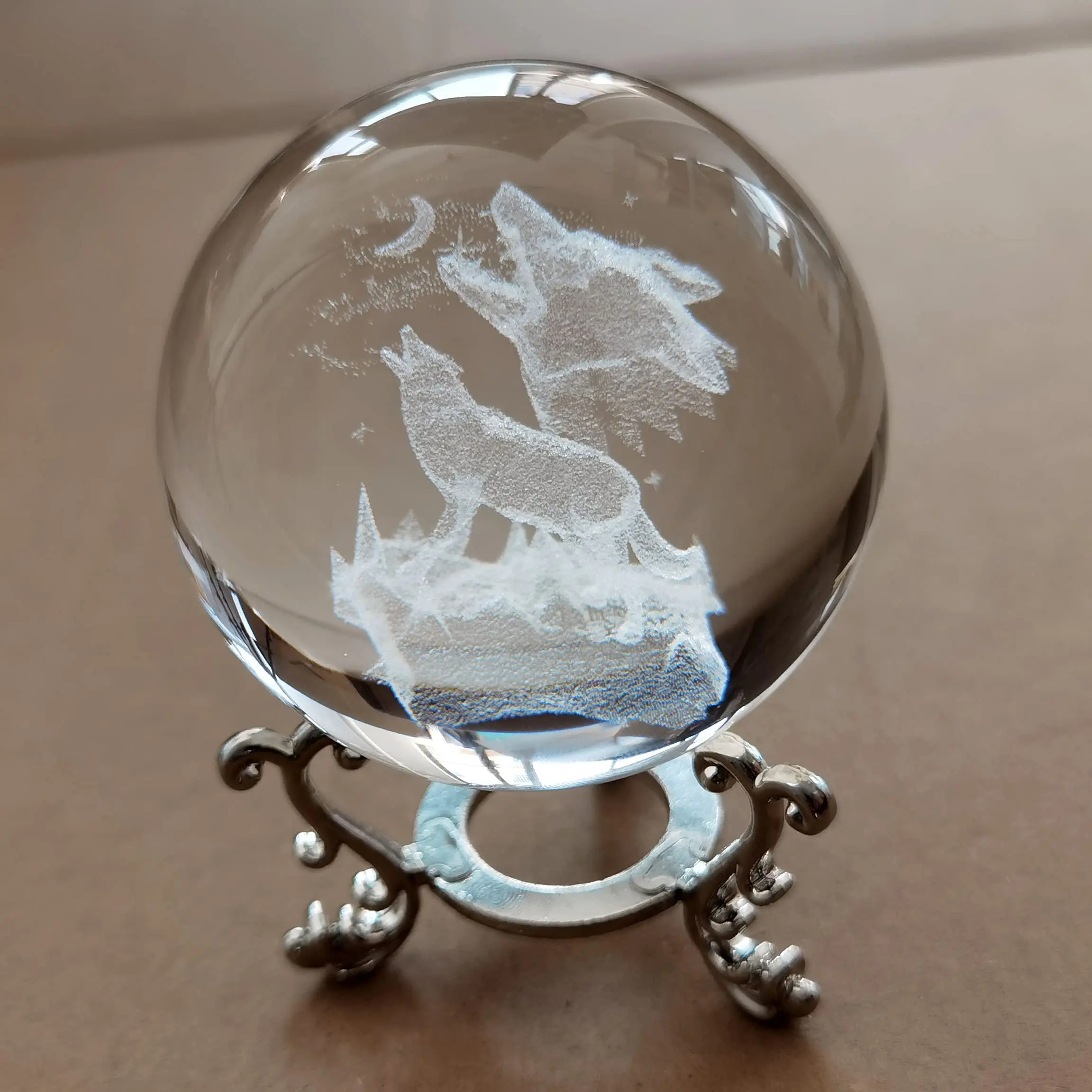 JY crystal crafts Hot selling howling wolf figurine crystal ball 3d laser K9 carve glass ball with metal base