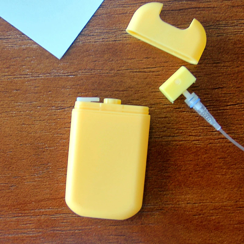 Spot goods 20ml plastic credit card flat spray bottle pocket size card sprayer,empty color credit card perfume spray with cover