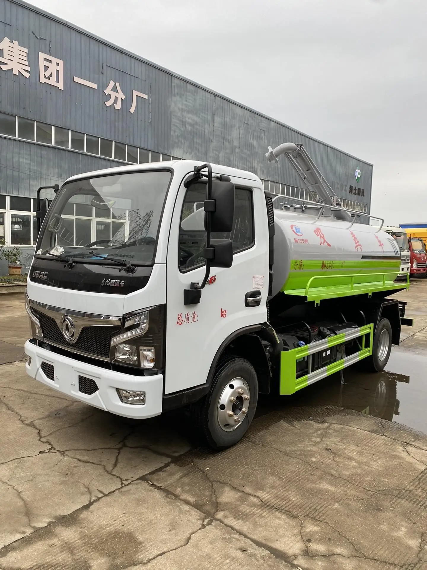 New Dongfeng 5-6 Tons Diesel Manual Sepptic Tank Pump Truck Manure Transport and Feces Pumping Truck Selling Truck