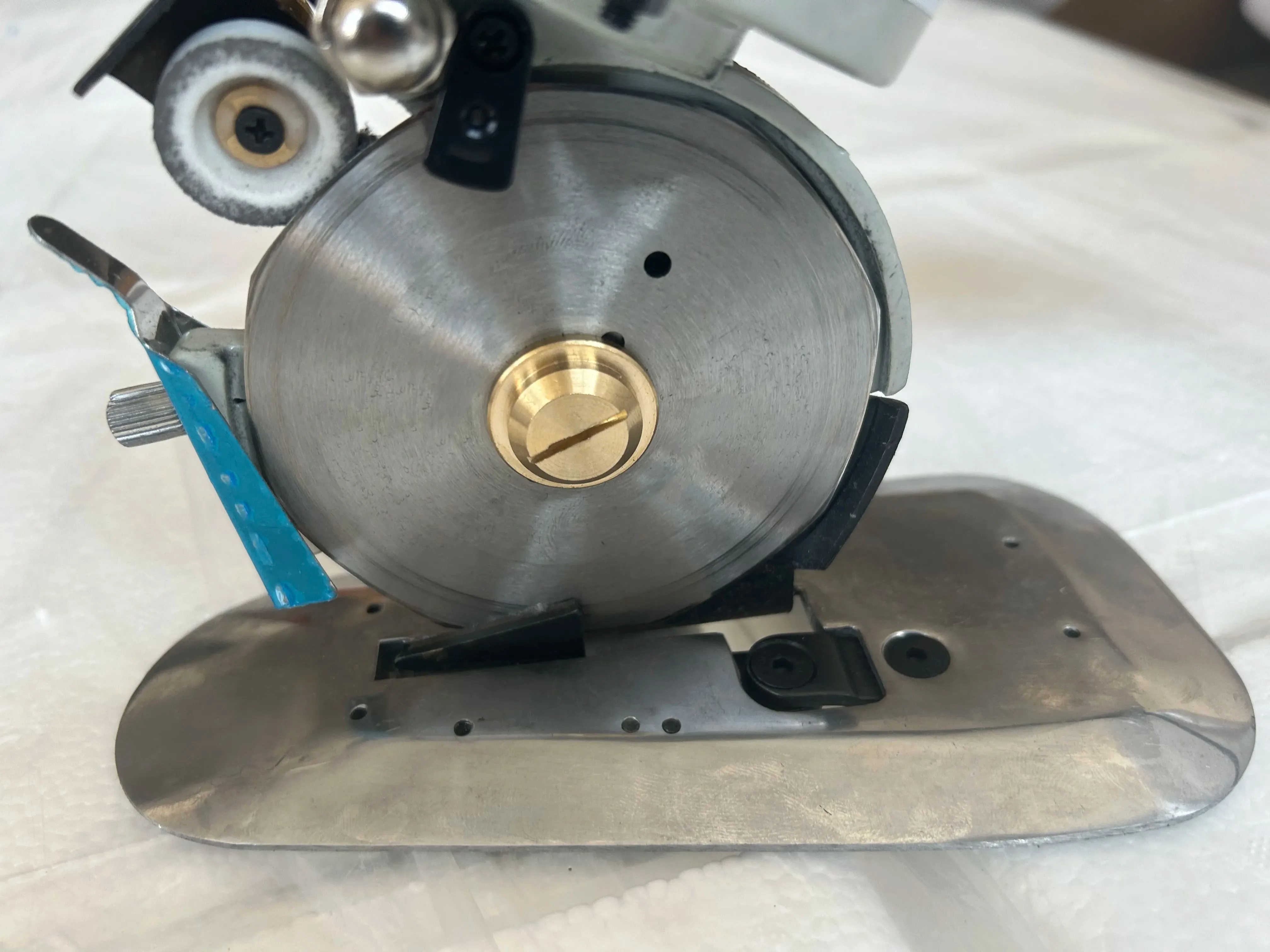 Portable 90 round knife mini cutting machine for cutting clothing fabric