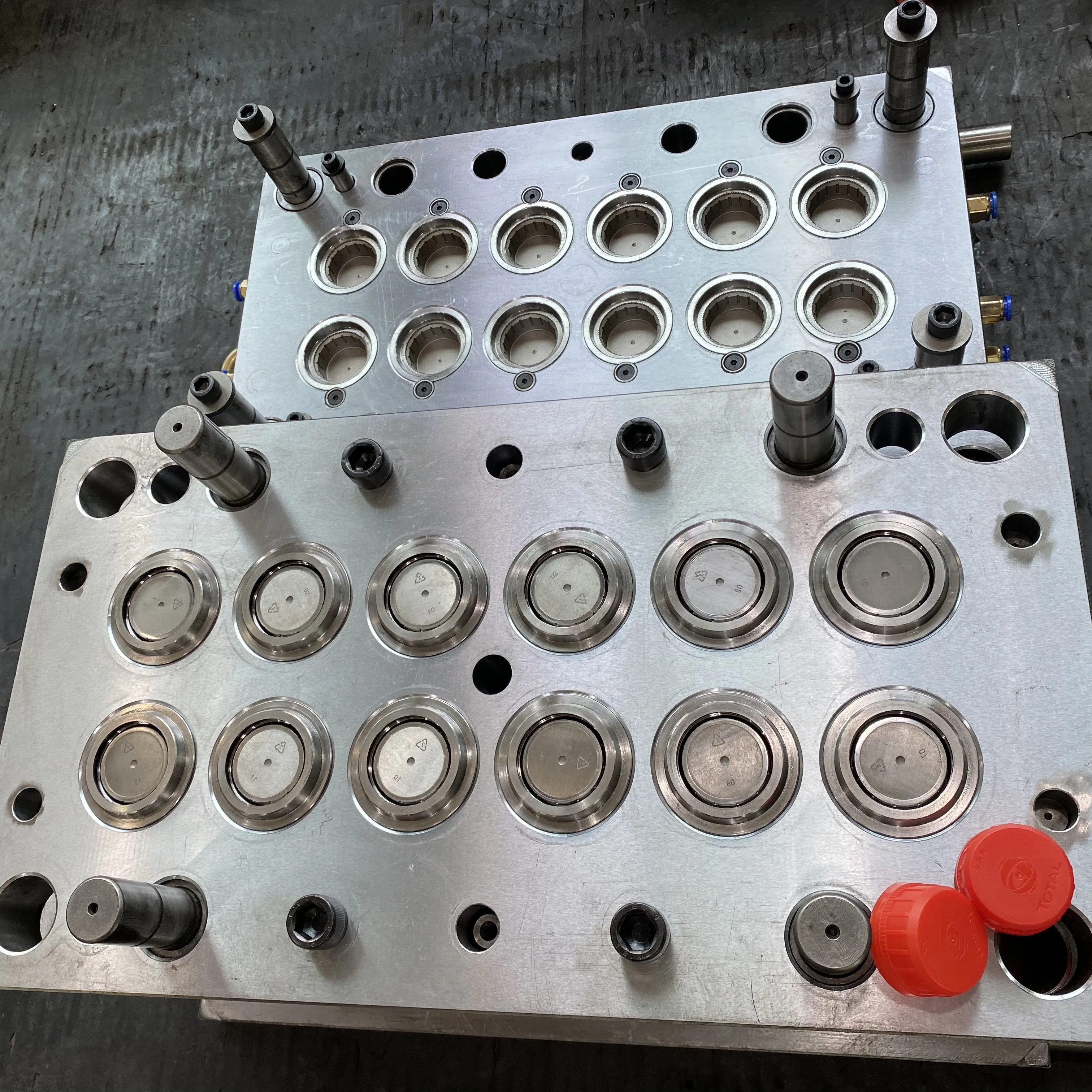 Engine Oil Cap Plastic Injection Oil Bottle Cap Mould for Castrol and Mobil Motor Oil Bottle