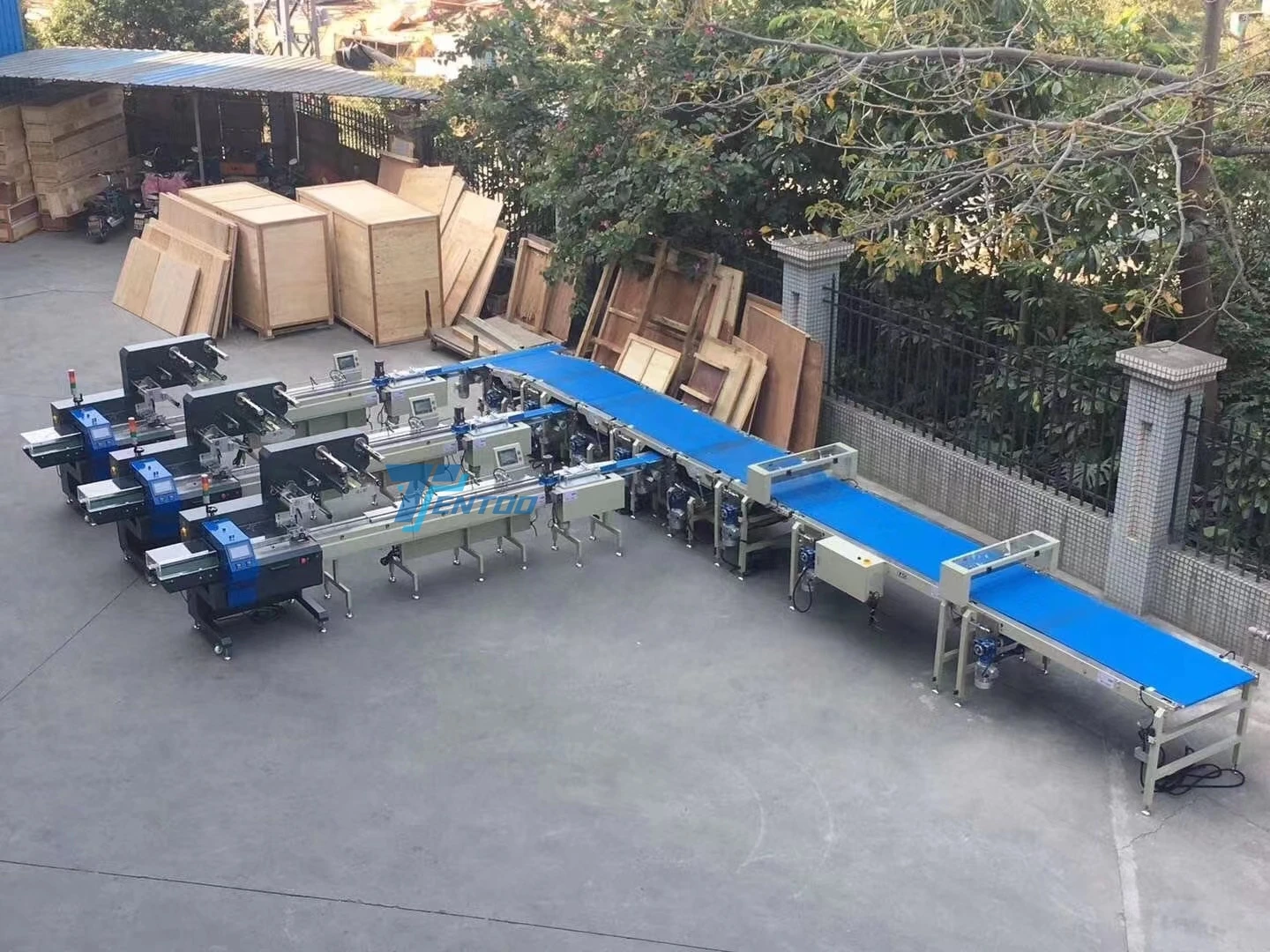 Automatic plastic tray pillow type snack bar egg roll seaweed roll packaging machine