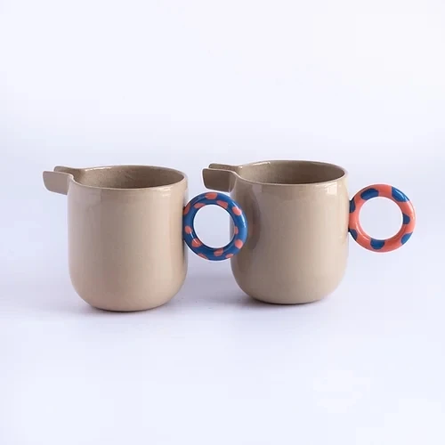 Wholesale unique design cafe hotel used creamer pitcher drinkware ceramic coffee creamer milk jug with round handle
