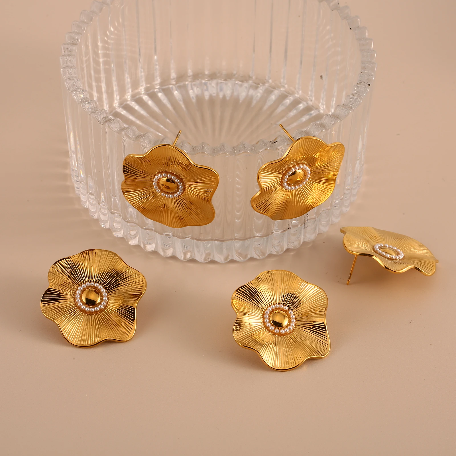 New Designer PVD Gold Plated Yellow Gold Flower Stud Earrings Tarnish Free Stainless Steel Pearl Earrings Jewelry