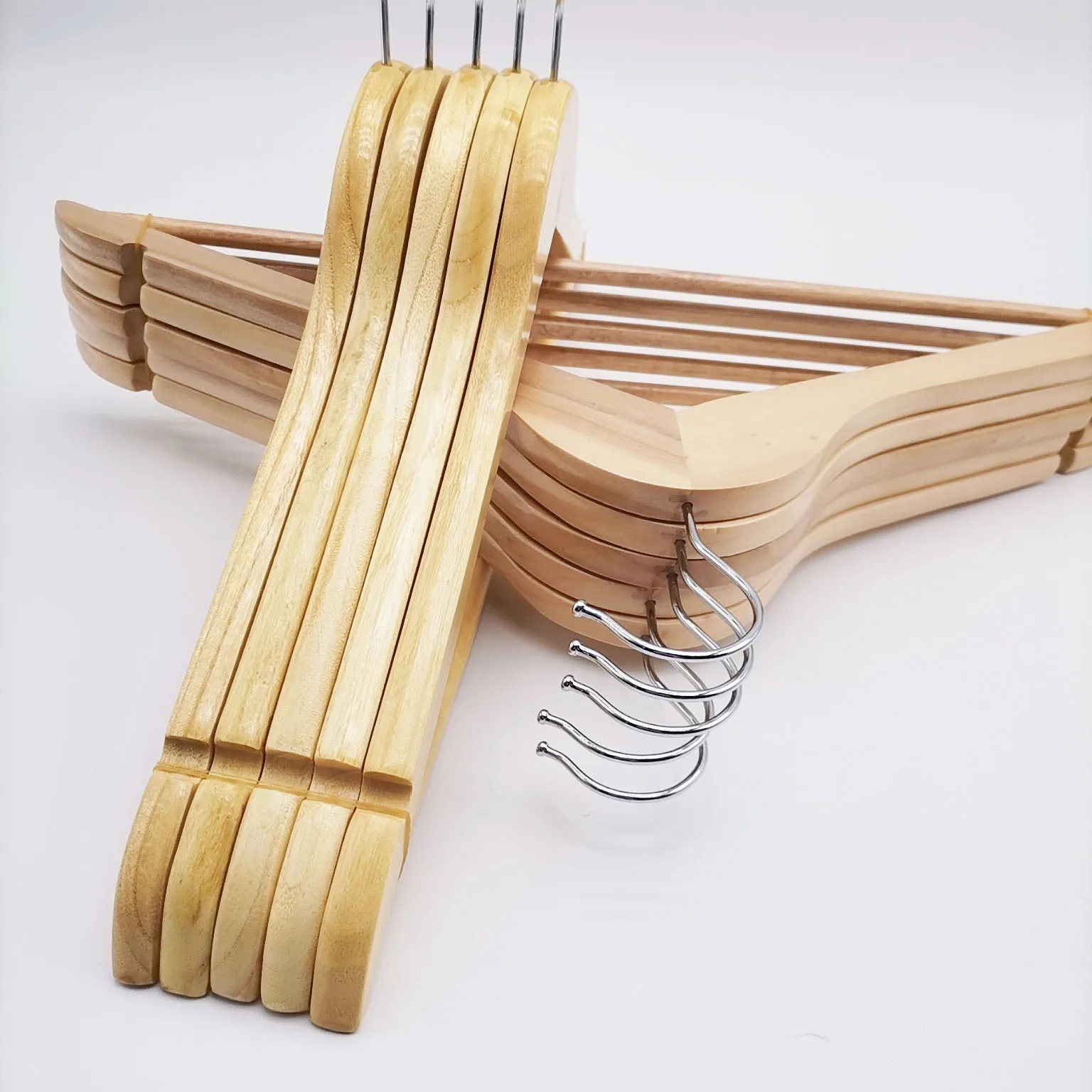 Low Price Wholesale Natural Wood Solid Wood Clothes Hangers, Coat Hanger Wooden Hangers