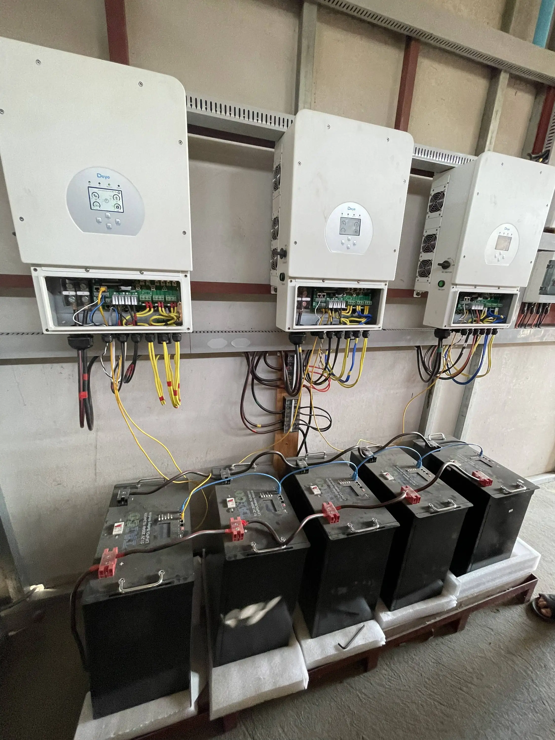 SUN-20K-SG01HP3-EU-AM2 deye 20KW High voltage Hybrid on off grid tied solar power inverters with lithium battery backup