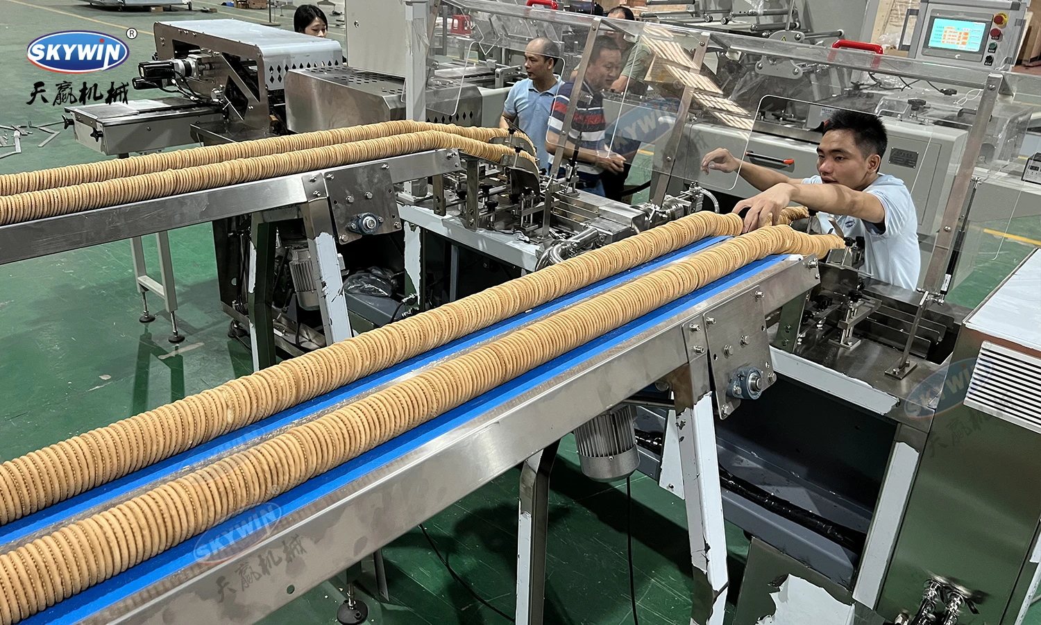 Skywin High Speed Two Lanes Biscuit Sandwiching Machine With On Edge Flow Packing For Cookie Cream Filling