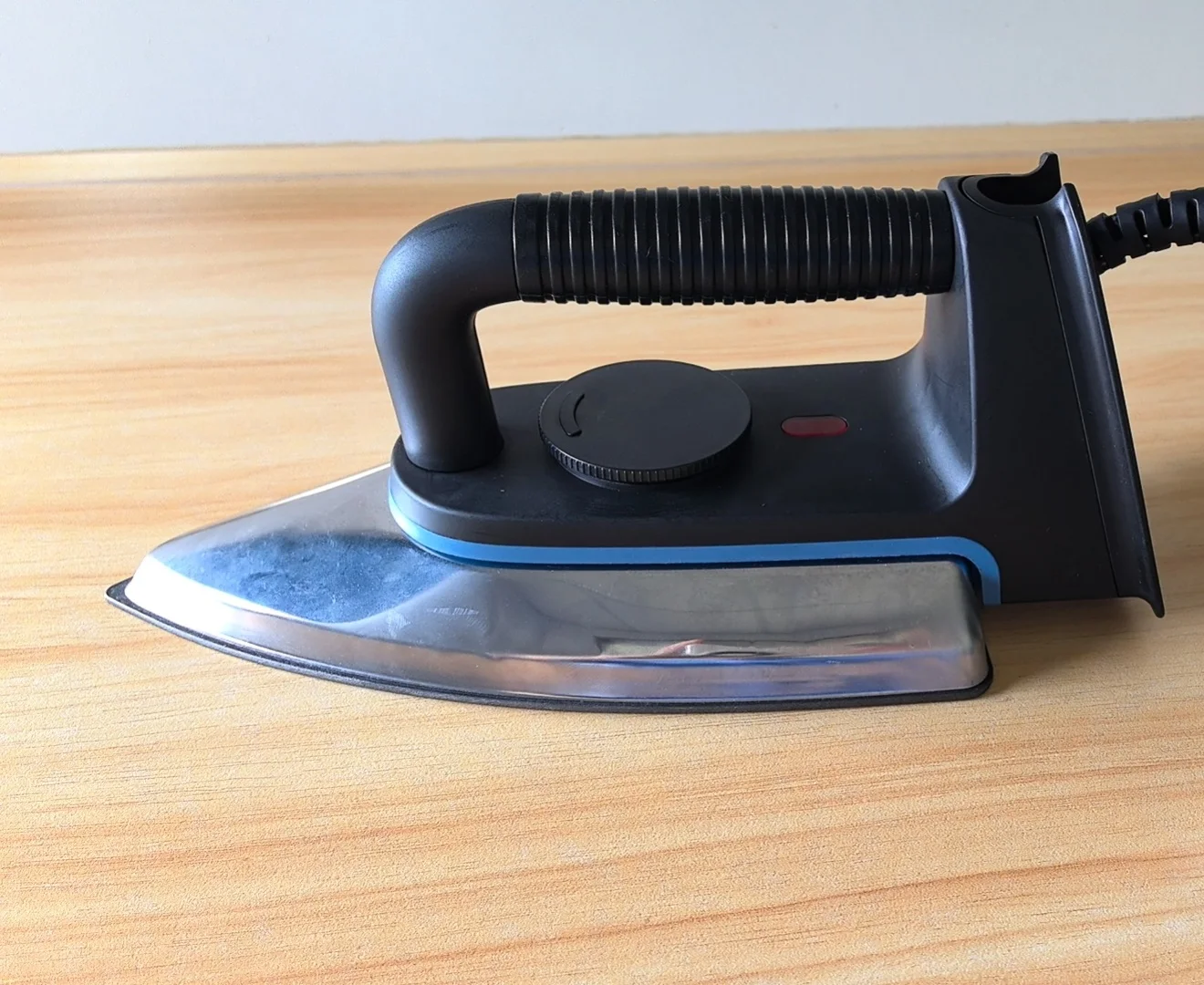 2024 Heavy Duty Hot Sale New Design Mini  Dry Iron Clothes For Home and Hotel