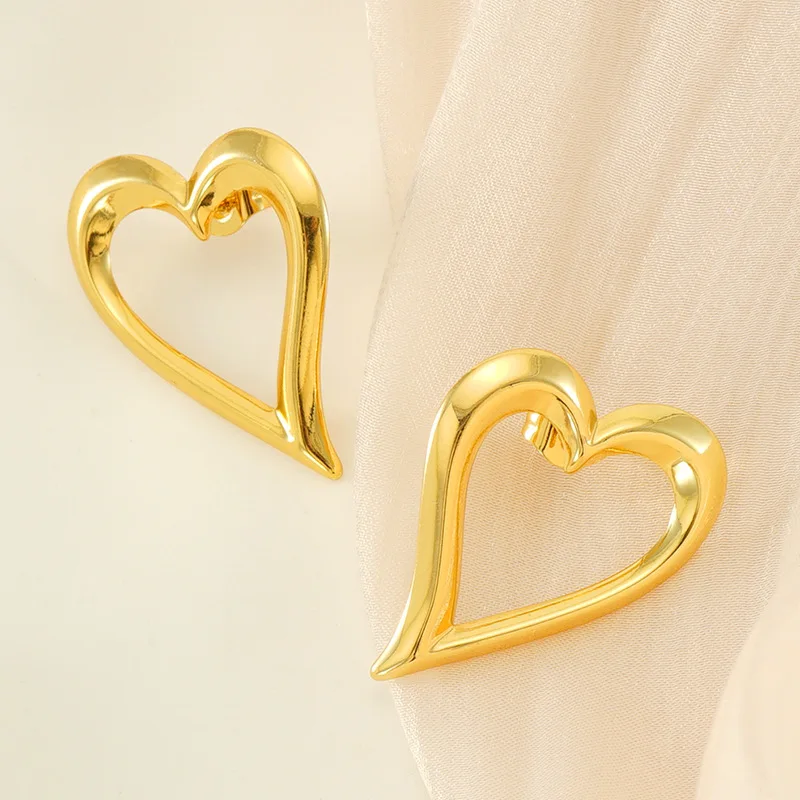 Wholesale Fashion Jewelry Girls Earrings 18k Gold Plated Big Hollow Stainless Steel Heart Stud Earrings Heart Earrings