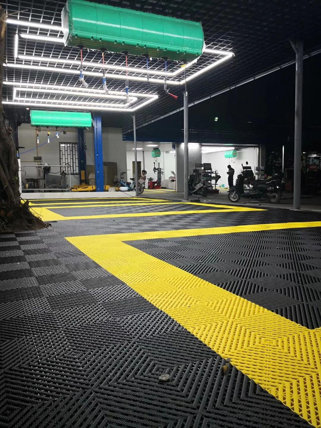 Interlocking Garage Floor Tiles 20mm Thick PP Material Indoor/Outdoor Workshop Protective Car Wash Mat