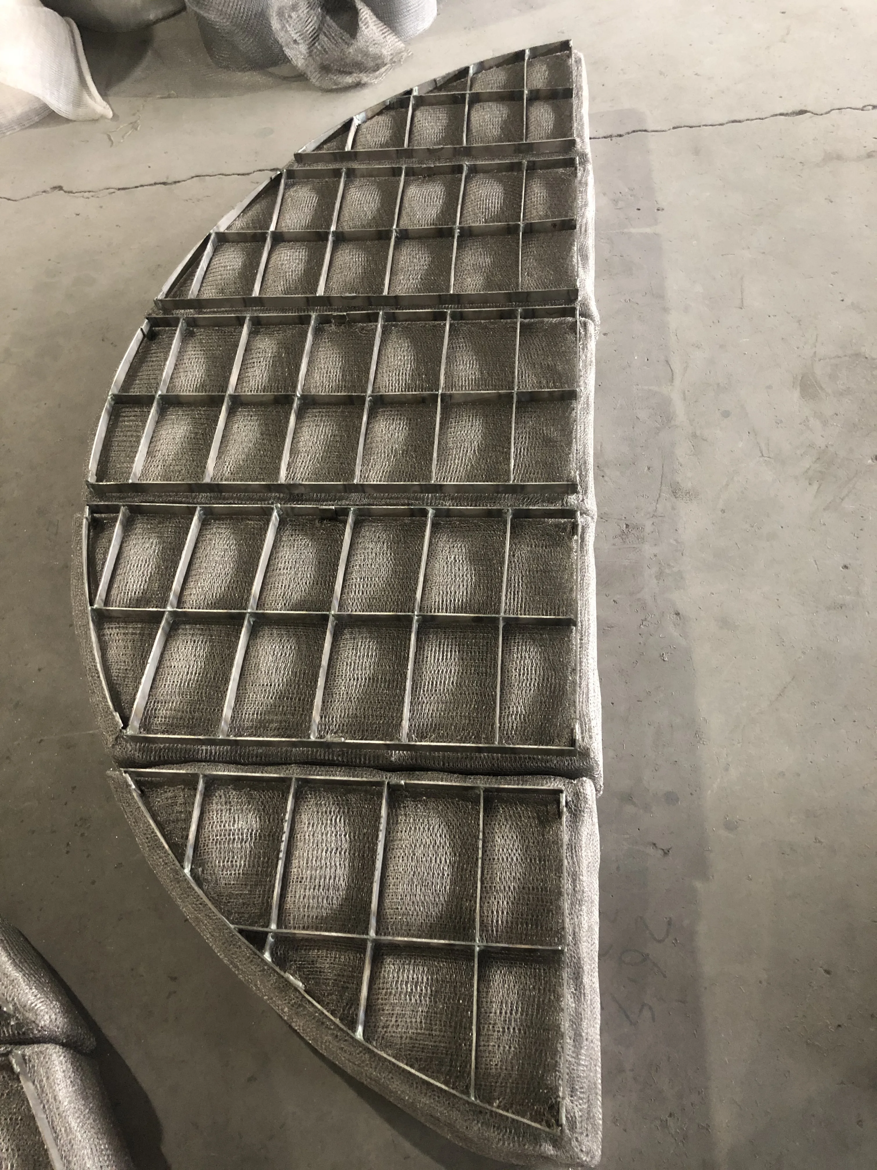 Desulfurization coalescers mesh demister pads