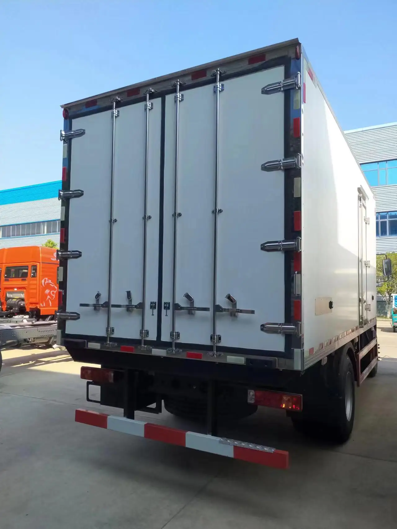 Автомобильный рефрижератор Sinotruck Howo 5 6 м