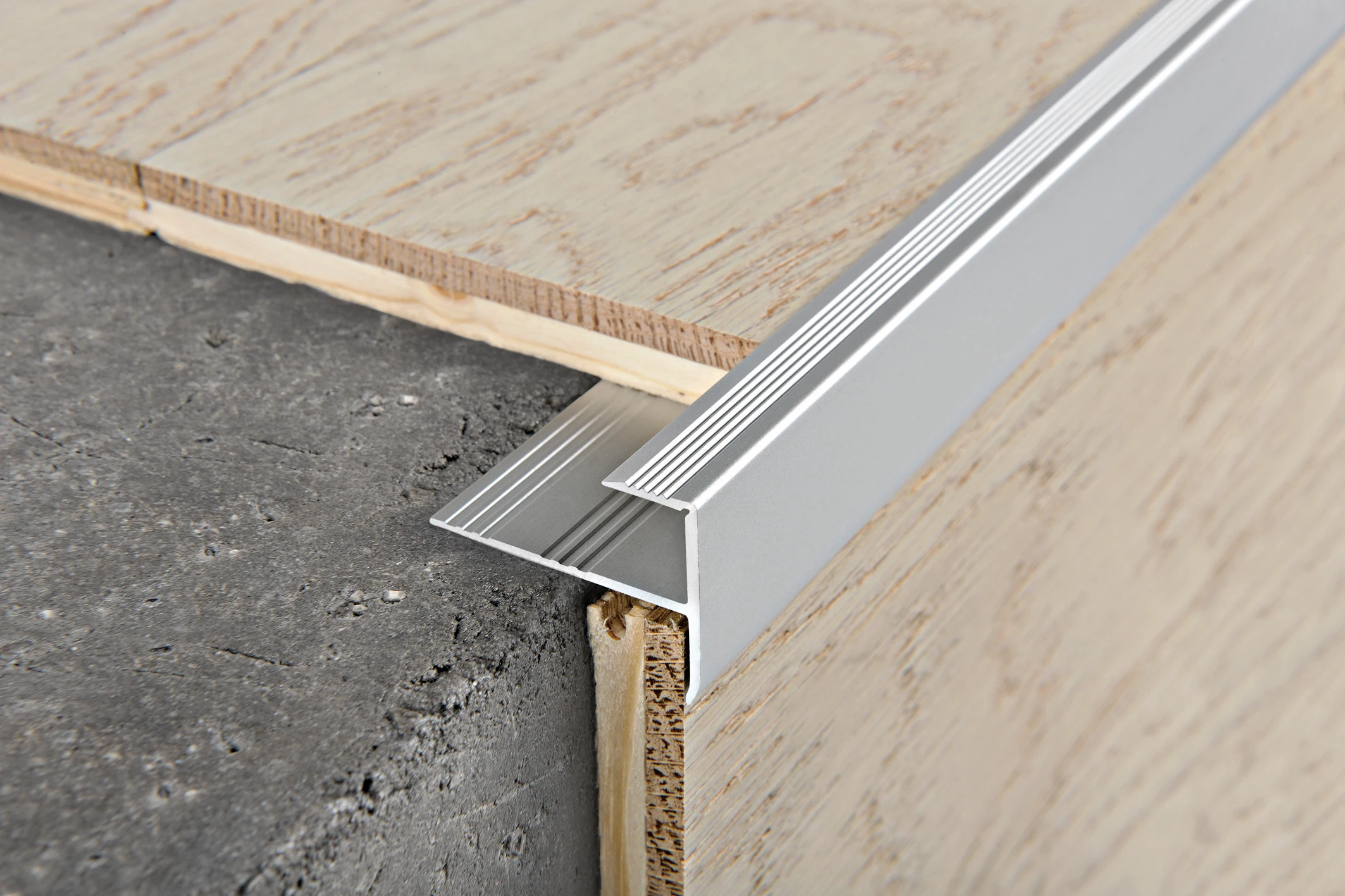 PRO STAIR STEP INS анодированный серебристый алюминиевый профиль для защиты и укладки ламинированной древесины