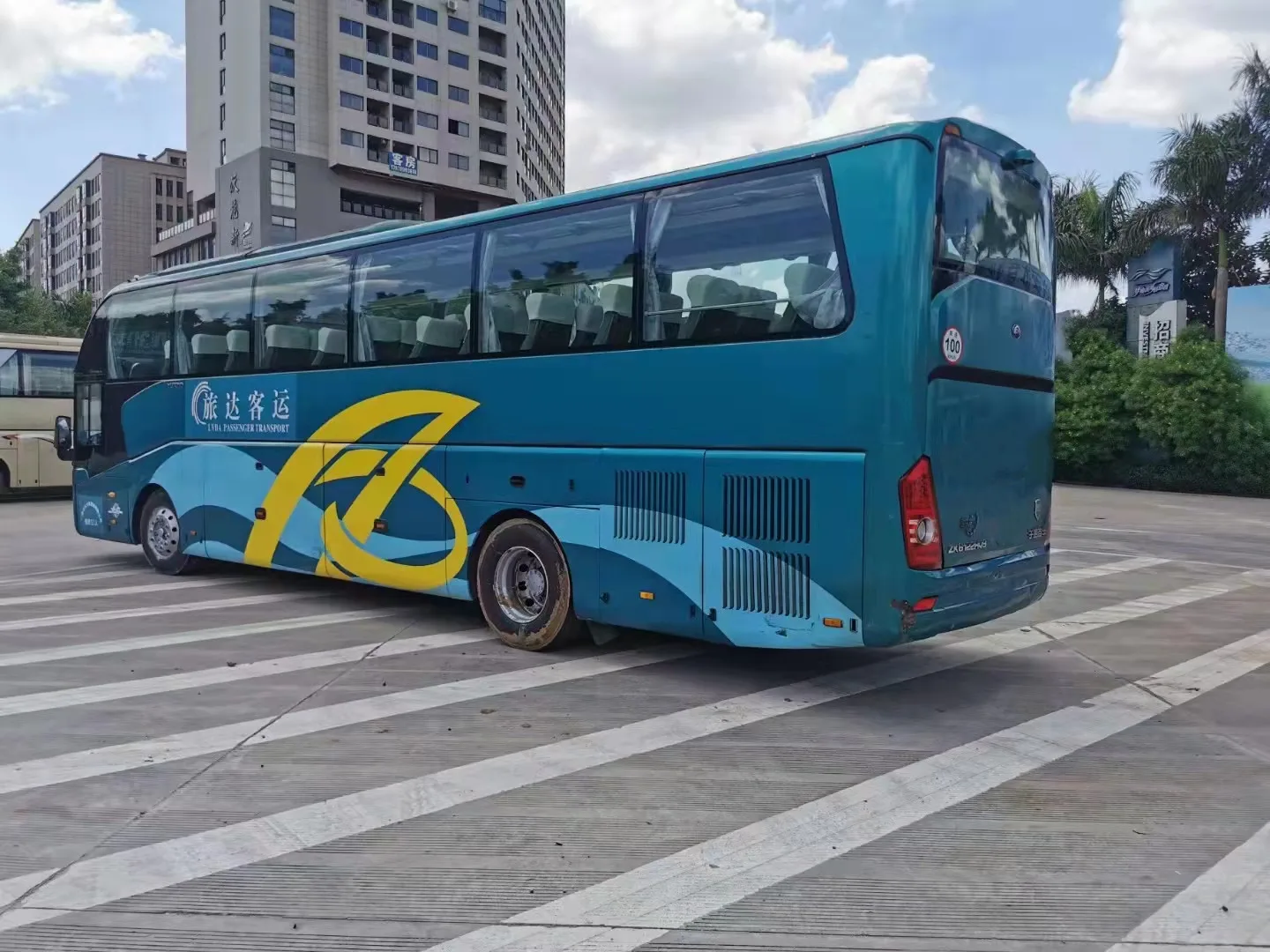 Luxury buses used 60 seats coach bus with good condition