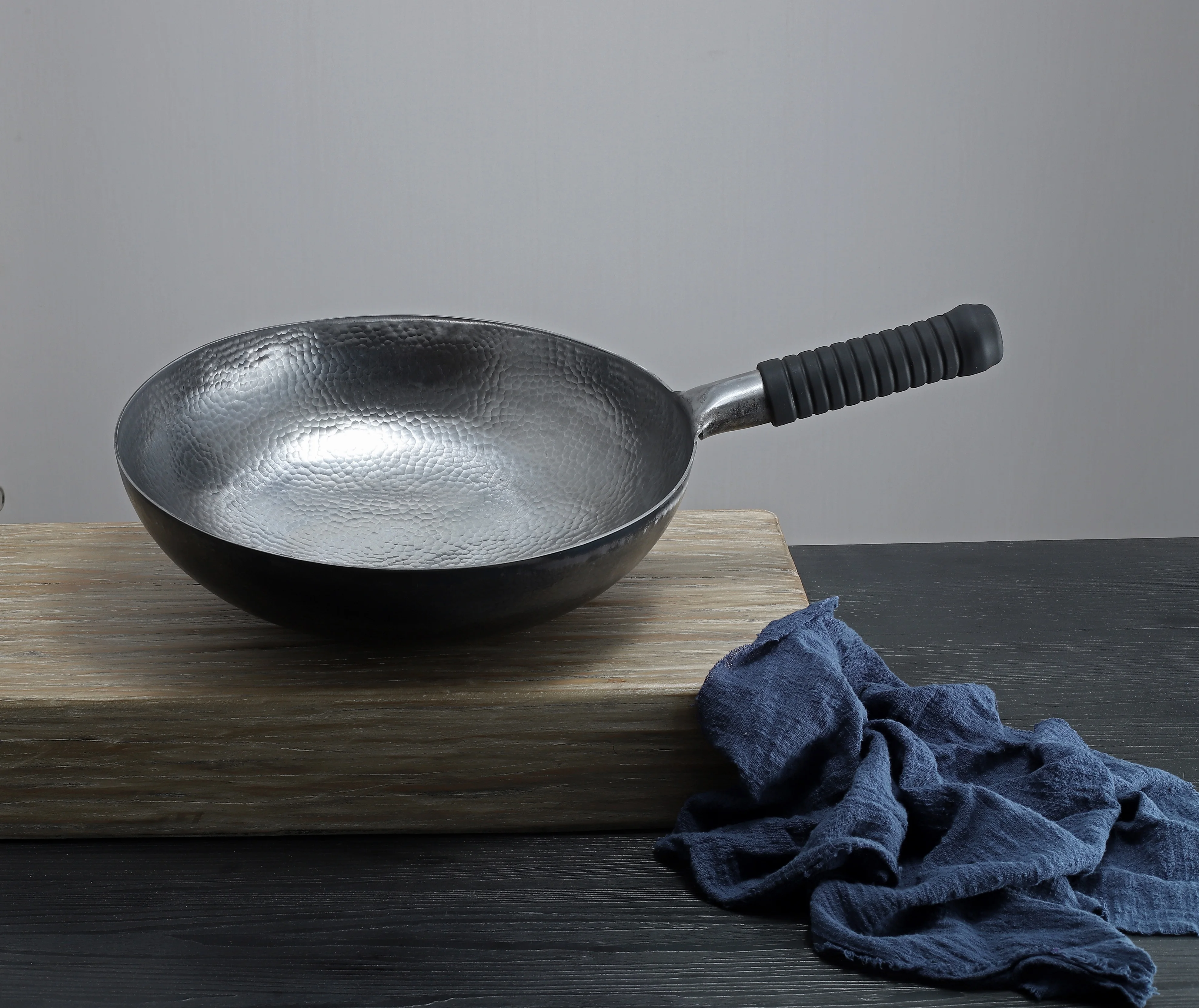 Master Star Casting Chinese Traditional Handmade Carbon Steel Forging Wok Pre Seasoned Wrought Iron Cauldron Non-stick Gas Pot