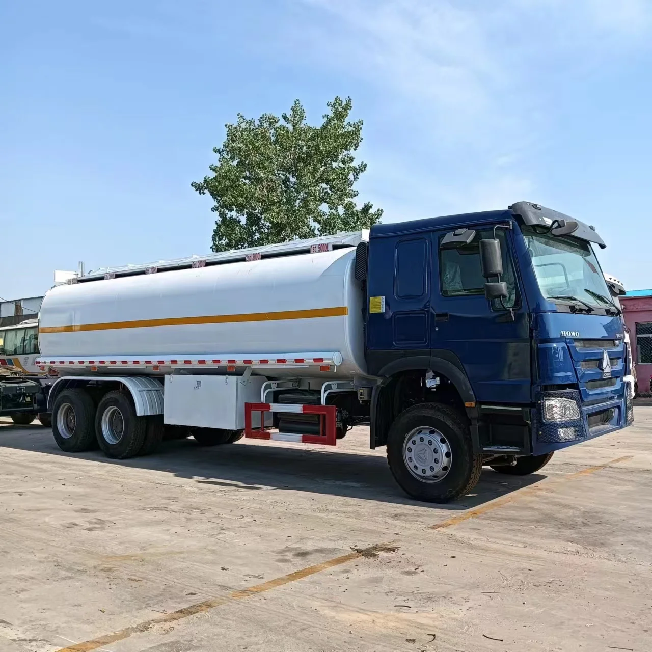 Export second-hand Haowo 10 wheeled diesel gasoline transport vehicle with aluminum alloy tank body and brand new tires