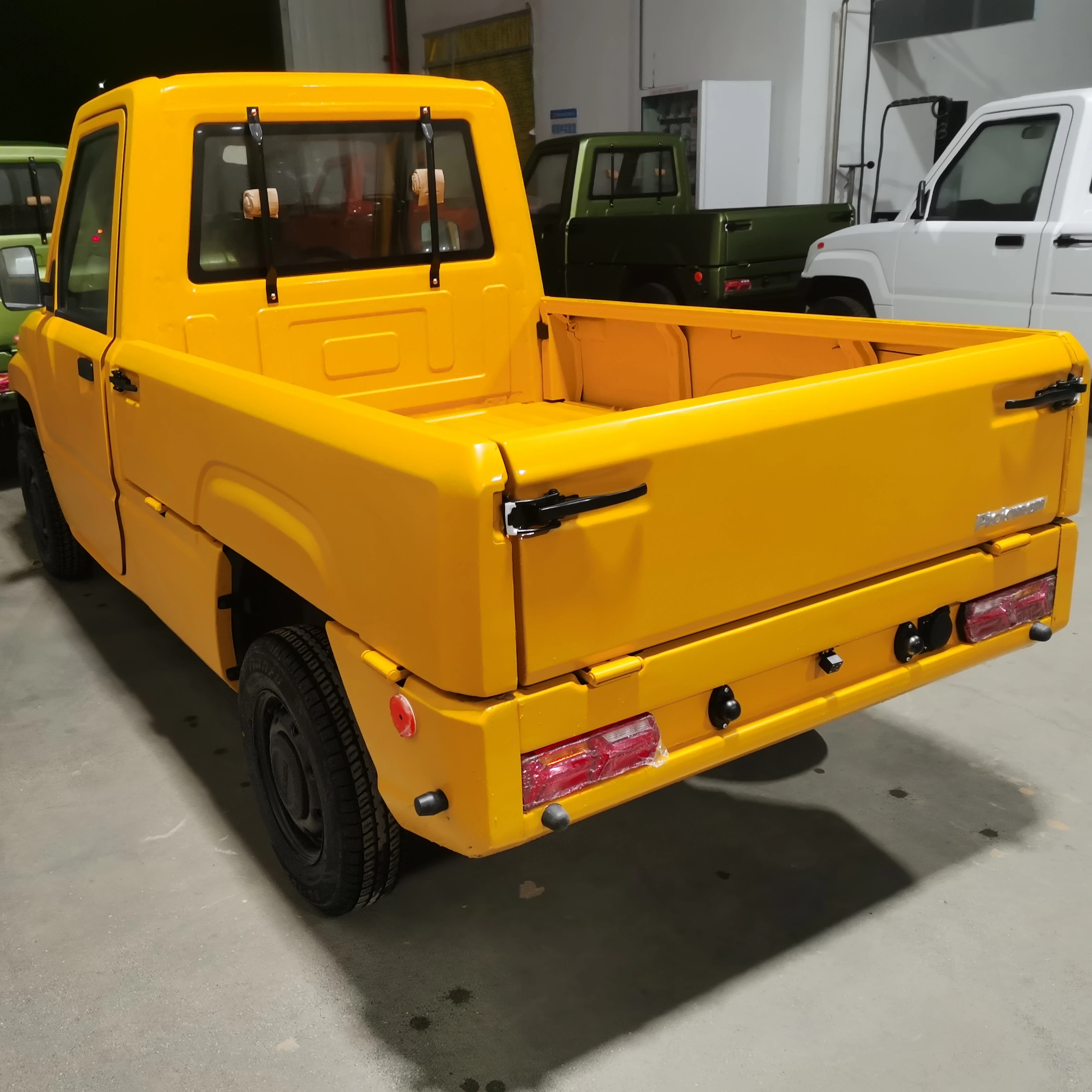 New Small Light Pickup electric mini Trucks compact neighbourhood truck for adult manual Chinese pickup truck LHD