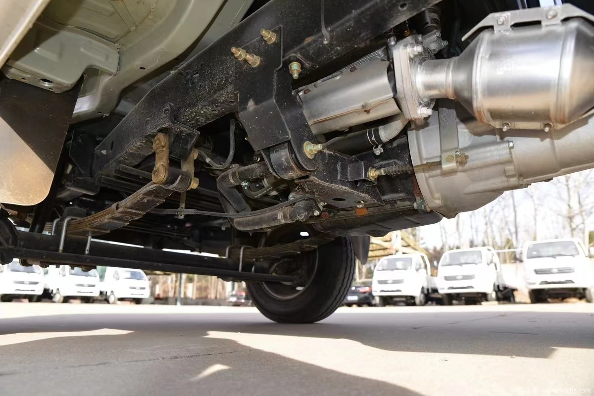 Dongfeng Little Overlord w08 123 horsepower 2,7 meters single-row van gasoline cars mini truck