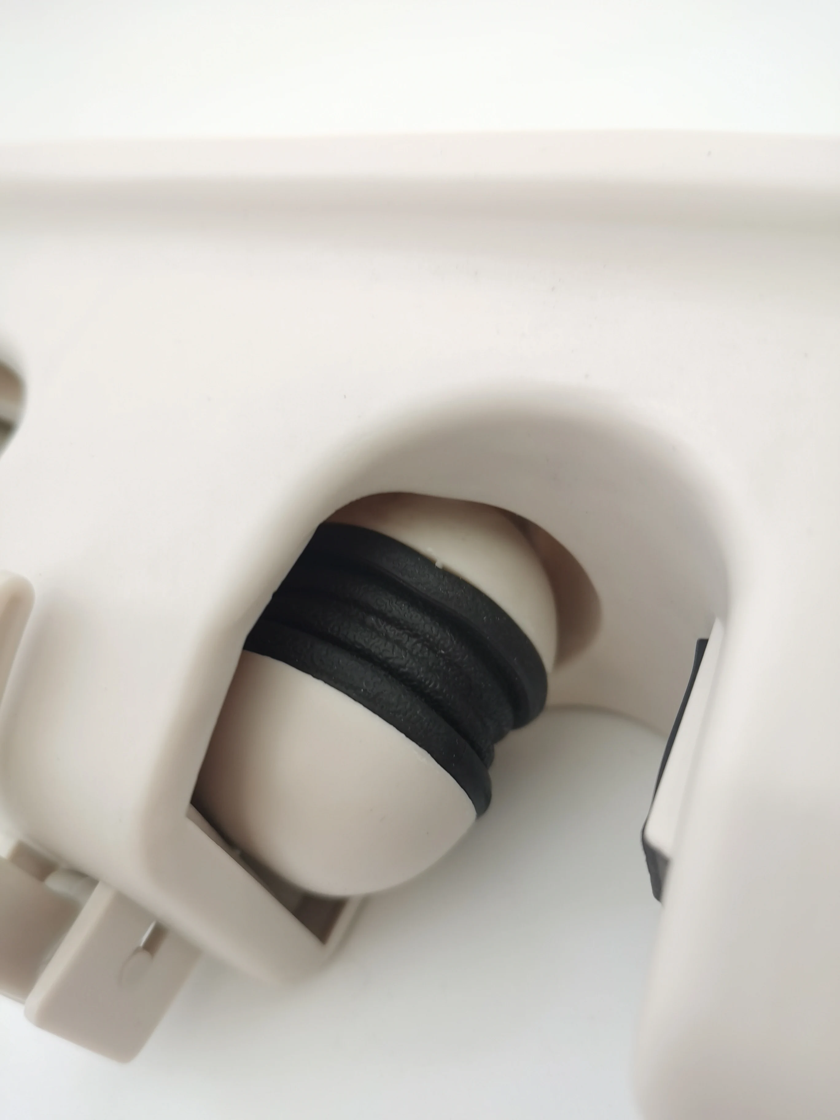 Factory Direct Selling PP Plastic Mop Broom Holder Wall Mounted 5 Slots 6 Hooks