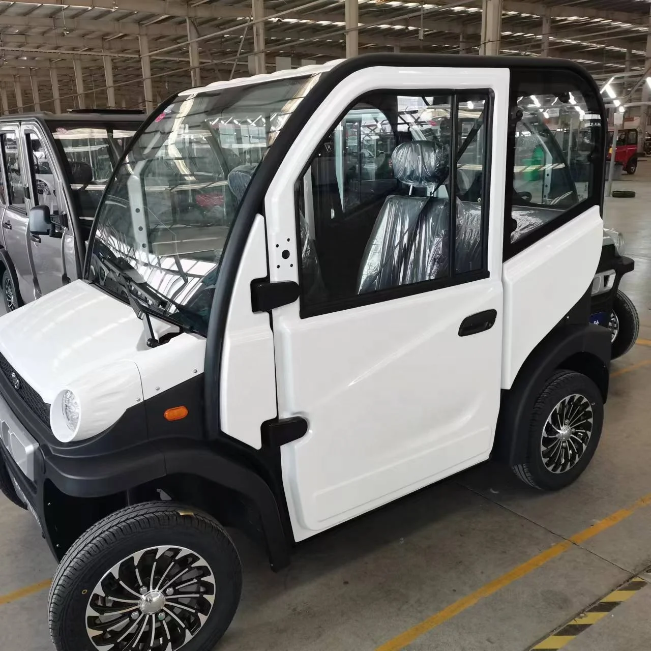 Enclosed electric cars  2-door four- seat  range 120 Km Electric vehicle  Origin In China