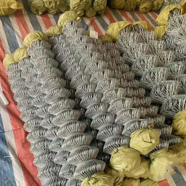 Customized 12 Gauge  60x60mm  4ftx18m/roll Galvanized Diamond Mesh Cyclone Wire Chain Link Fence