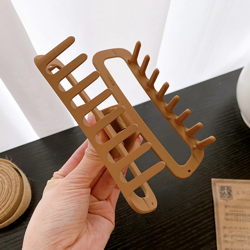 Yucat Wholesale 12cm PC Material Fashion Korean Big Hair Clips Accessories Large Plastic Matte Hair Claws For Women