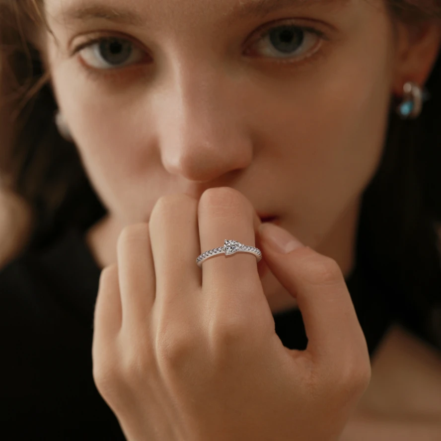 YILUN Custom Pear-Shaped Solitaire CZ Engagement Ring in Sterling Silver - Timeless Elegance for the Special Lady in Your Life