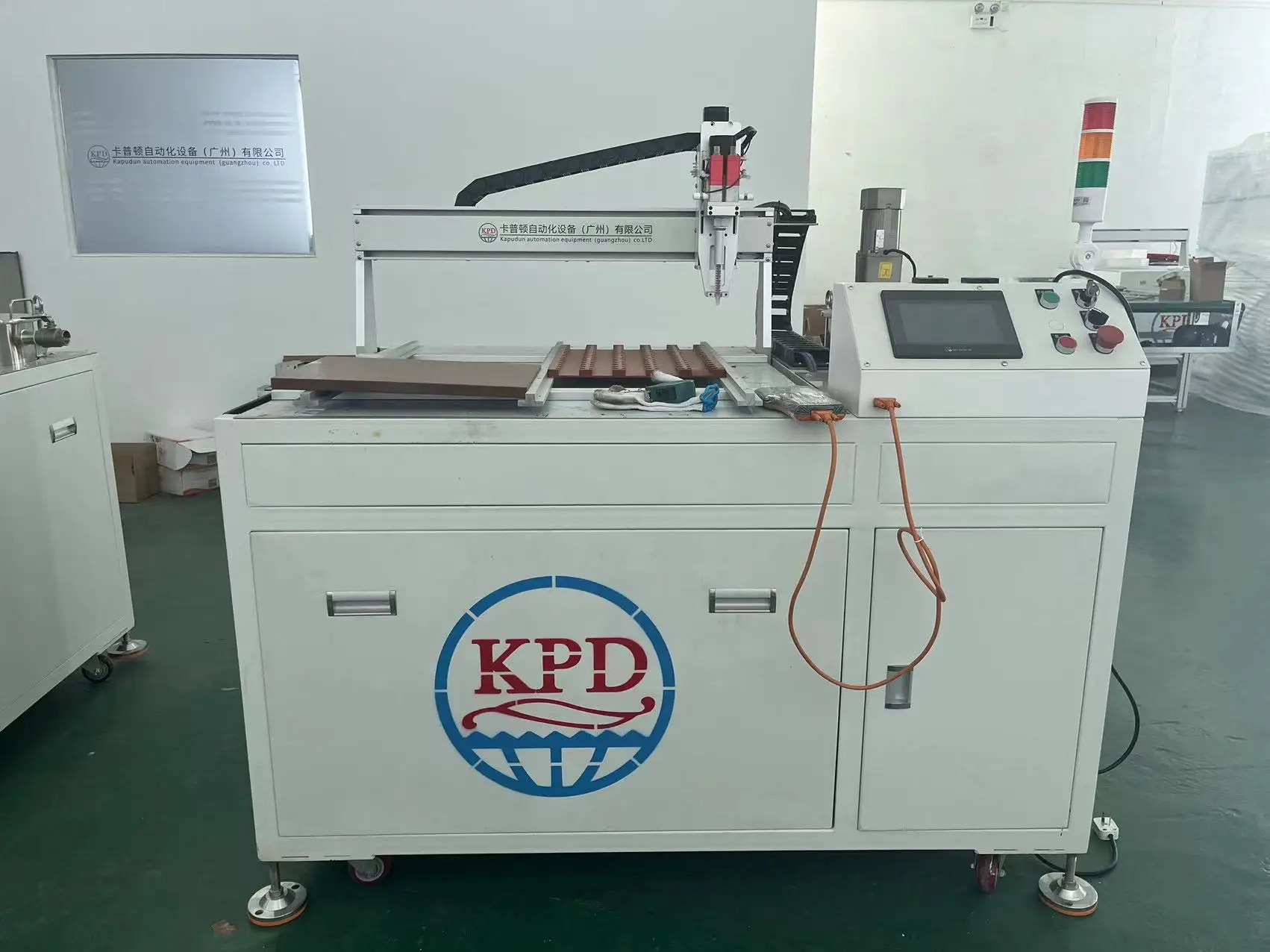 Automatic mixing and dosing of two-component materials, compounds, sealants