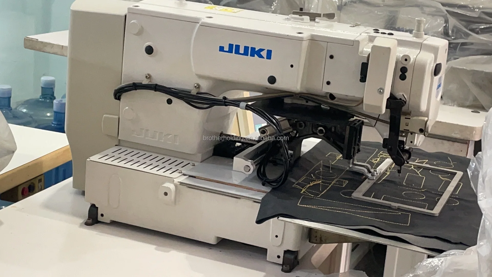 JUKIs AMS-210E 2210 Computer Controlled Cycle Machine Pattern Stitching Industrial Sewing Machines