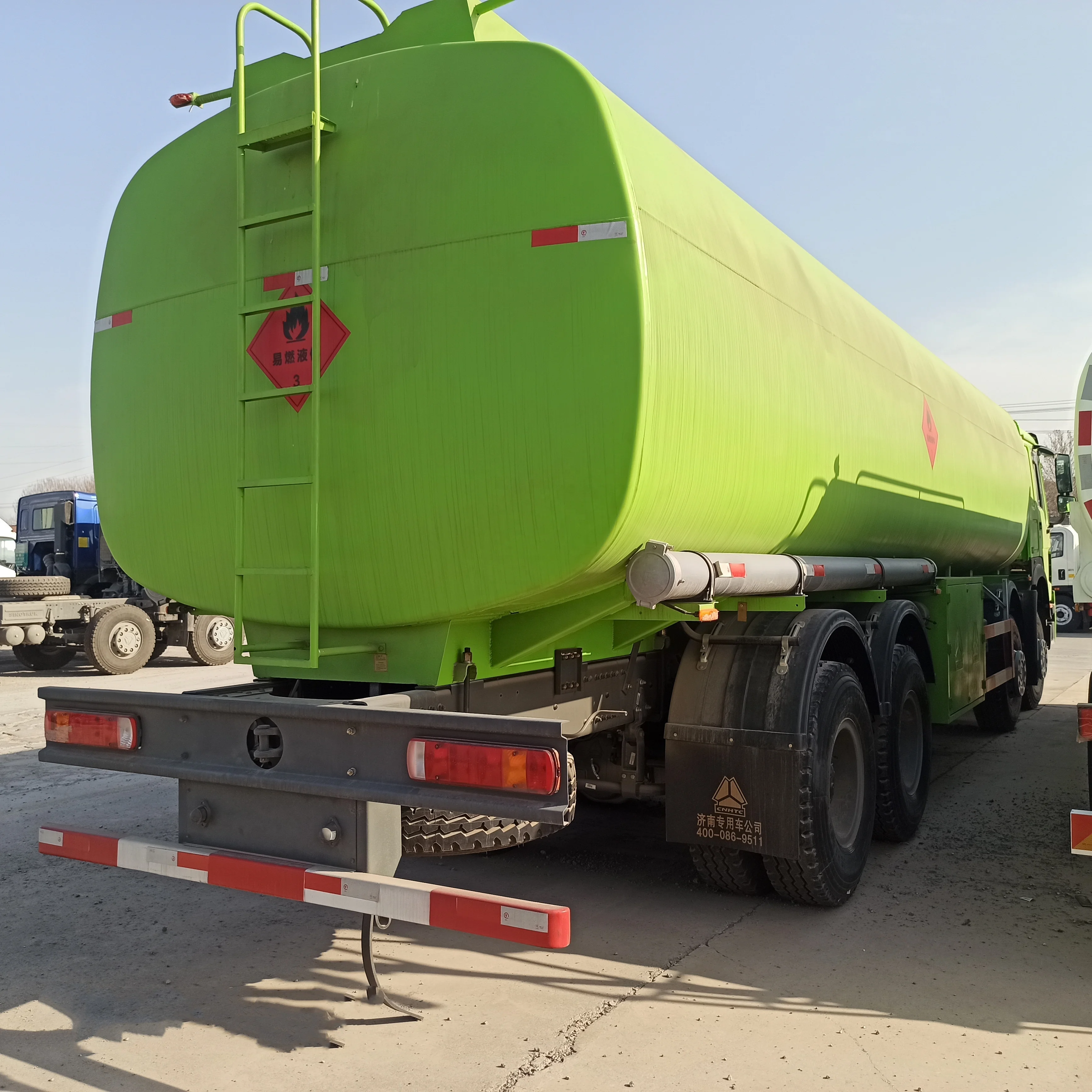 Best quality 2022 model sinotruk howo 6x4 8x4 oil tank truck fuel tank truck 15CBM 20CBM 25CBM for sale