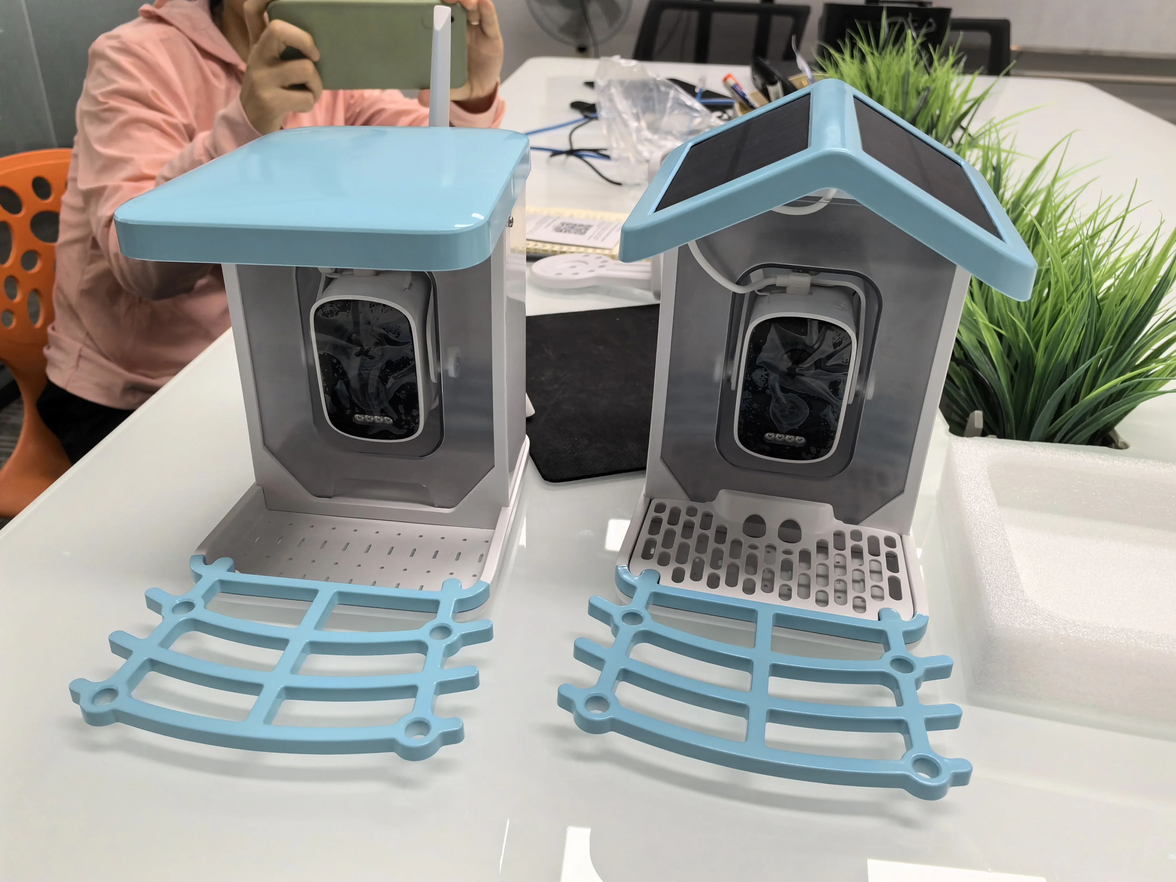 Solar Powered 1080P HD Live Video Playback on Phone AI Identify +10,000 Bird Species 2.4G WiFi Smart Bird Feeder For Outdoor