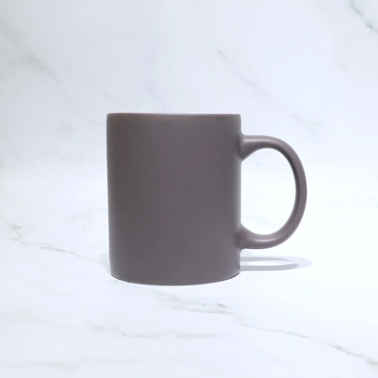 
Porcelain Coffee Mugs And Ceramic Tea Cups Wholesale Blue/Grey/Black Matte Glaze Ceramic Mug Cheap Ceramic Mug With Color Handle 