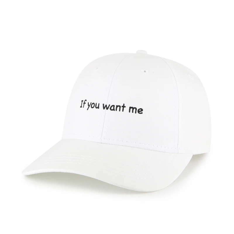 Простая белая плоская шапка с вышивкой