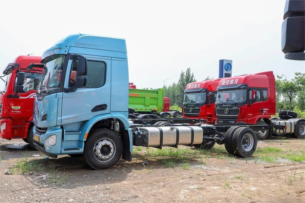 SHACMAN Heavy Duty Truck  M6000 Elite Edition 300 HP 4X2 AMT Automatic Transmission Truck head for sale