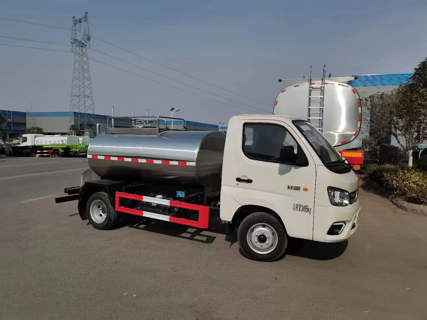 mini 1300liters Stainless steel milk tanker transport truck