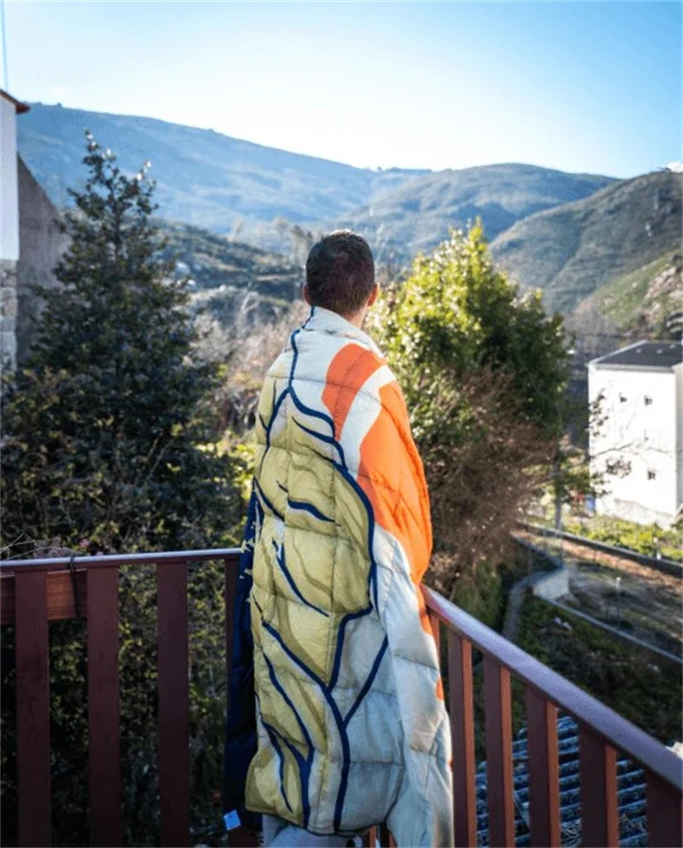 Custom Outdoor Recycled Soft Folded Down Nylon Lightweight Waterproof Picnic Puffy Camping Blanket for Hiking