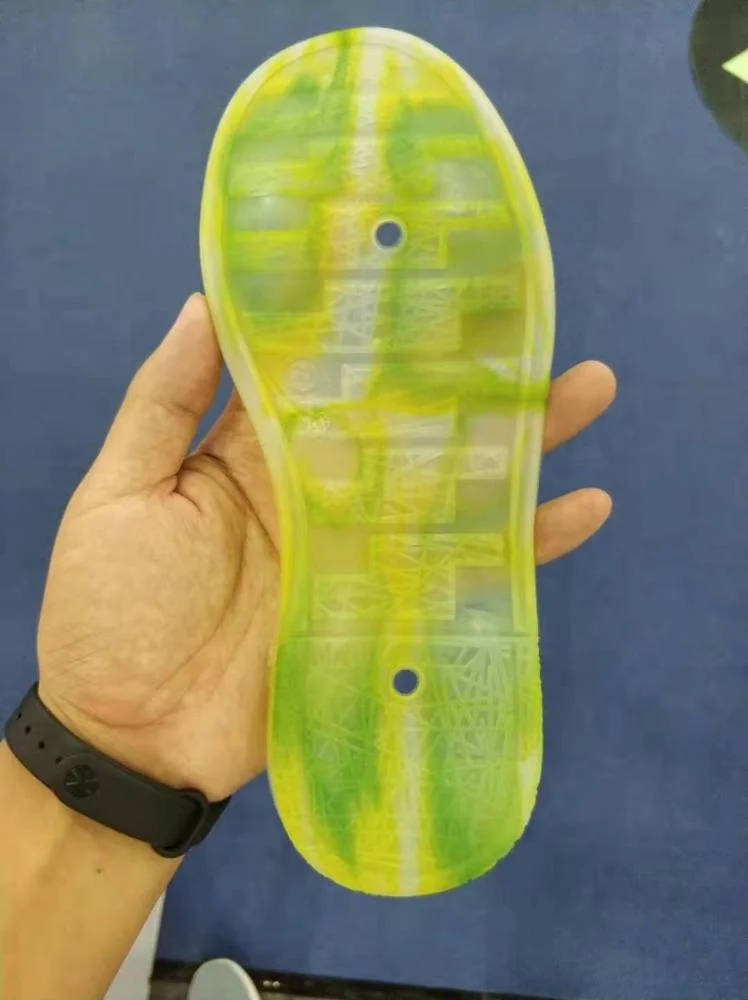 Tpu one injection head three -color injection moulding machine