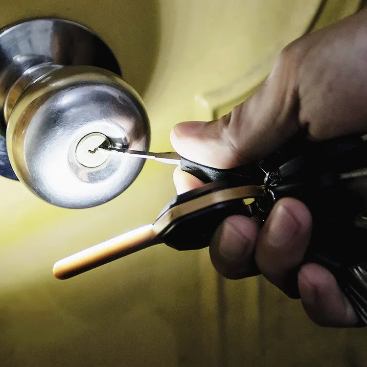 Huaqin Wholesale LOW MOQ 3W Cheap Mini Portable Key Chain Light COB LED Keychain Flashlight With Key buckle