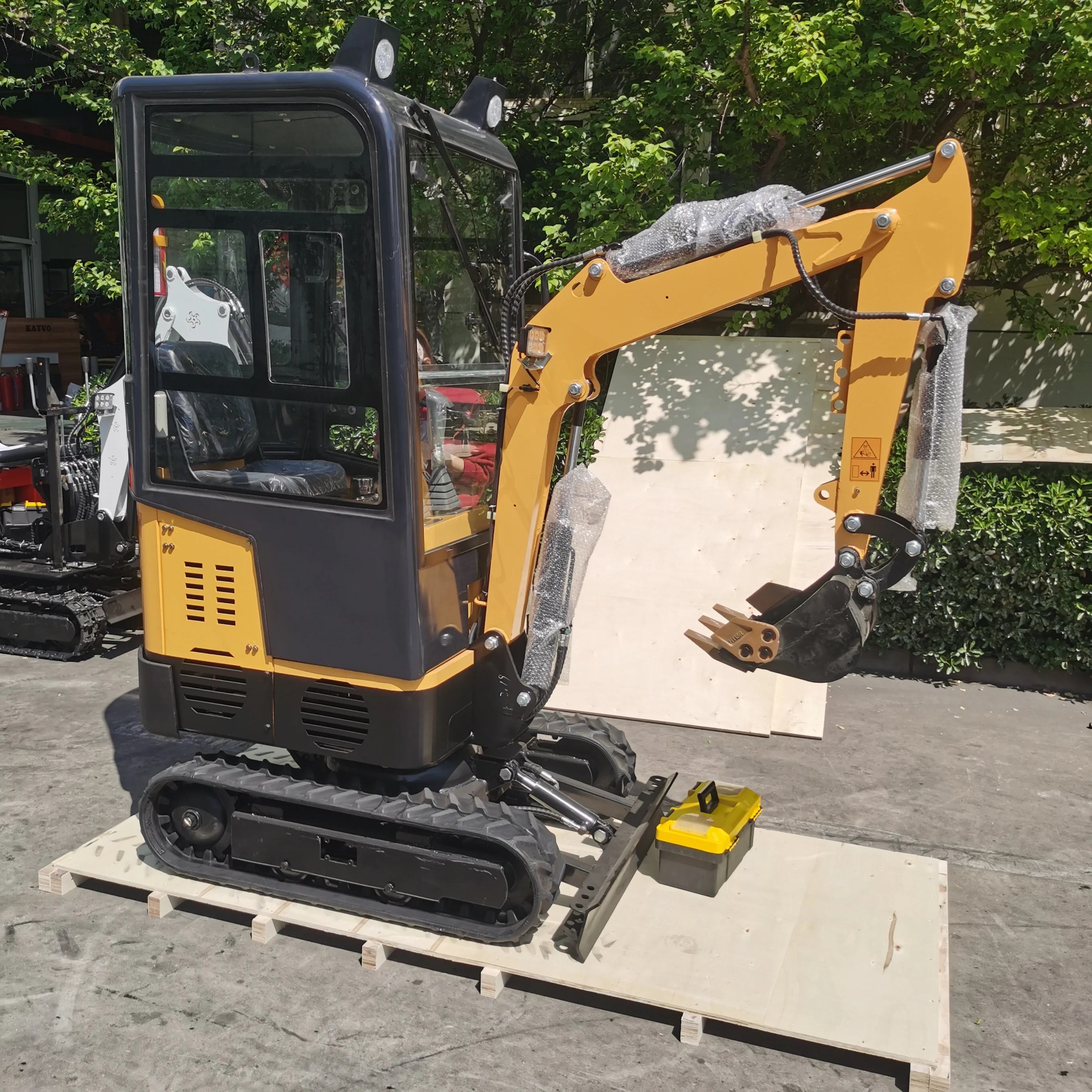 FREE SHIPPING! Original Manufacturer CE/EPA/EURO 5 0.8T 1.2T 1.8T  Kubota Engine small digger  mini excavator